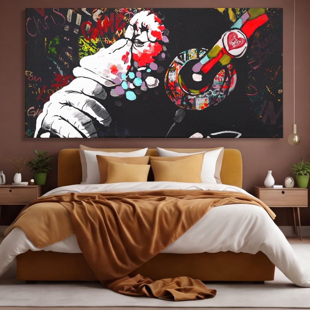 Tablou canvas cu tablou canvas cu maimuta dj, fara rama, pe sasiu de lemn, pe perete intr-un dormitor